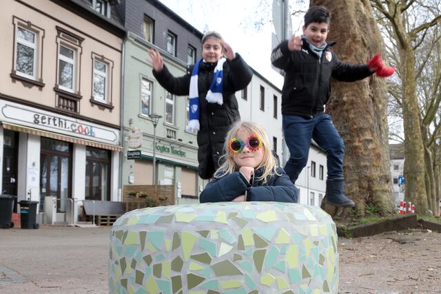 Kinder gestalten Marktplatz mit Mosaiken