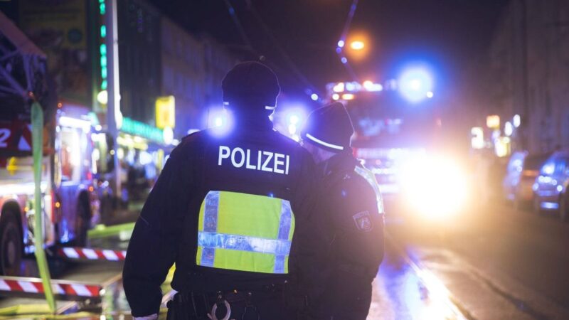 Irre Szenen am Bochumer Hauptbahnhof: Mann greift Polizisten mit Gitarre an!