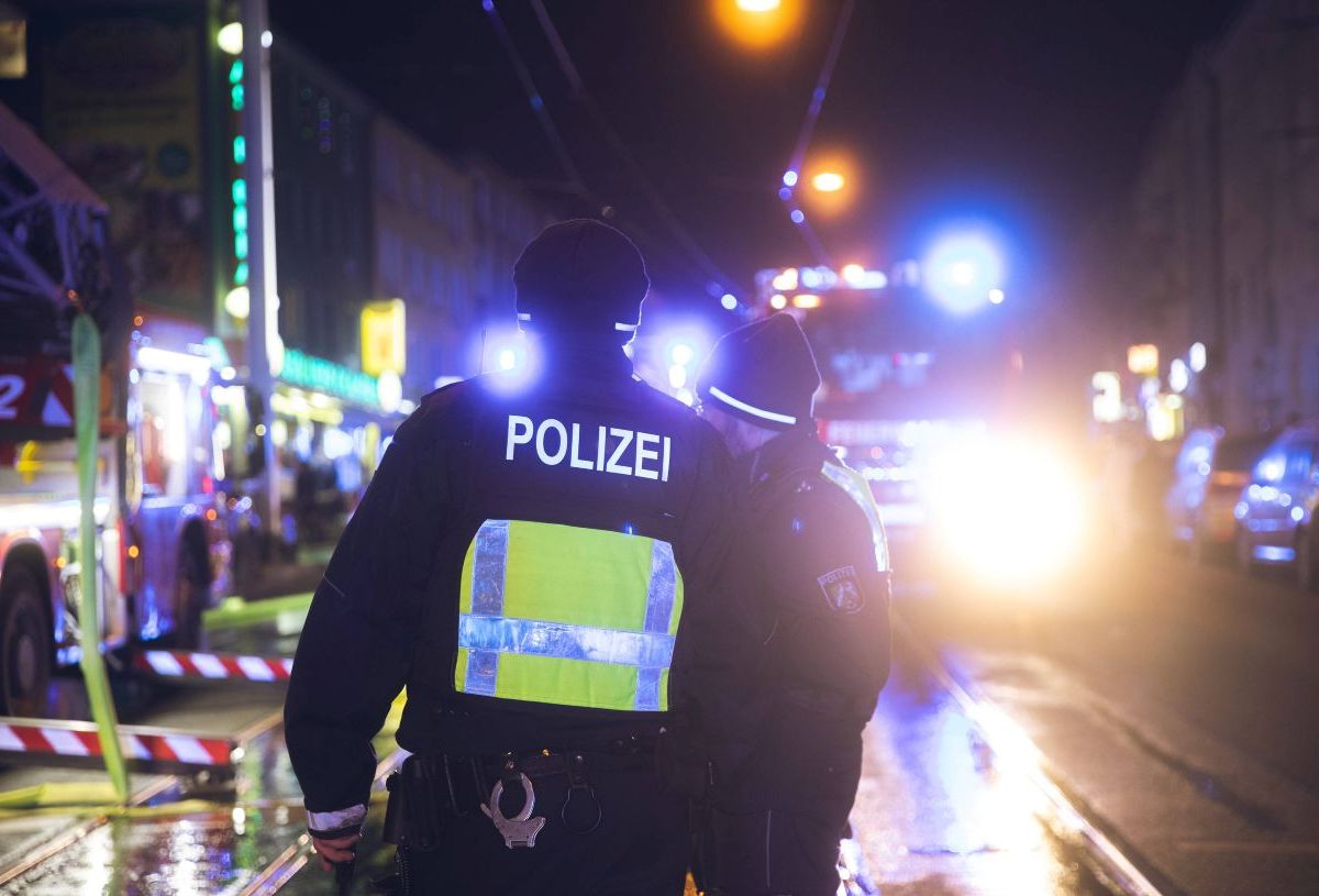 Irre Szenen am Bochumer Hauptbahnhof: Mann greift Polizisten mit Gitarre an!