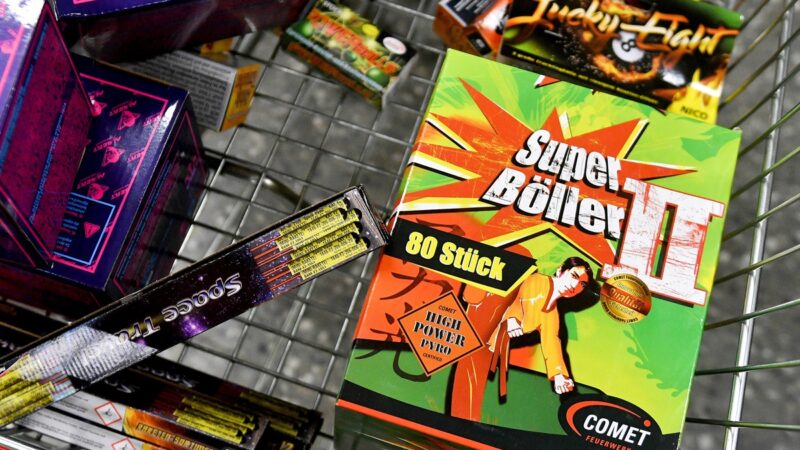 Böller-Wahnsinn auf Supermarkt-Parkplatz in Bochum: Das gibt es doch nicht!