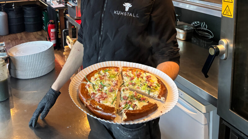 „Brizza“ auf Bochumer Weihnachtsmarkt – Überzeugt der Pizza-Trend auch einen Italiener?