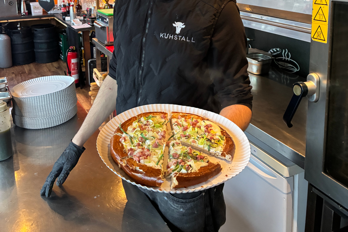 „Brizza“ auf Bochumer Weihnachtsmarkt – Überzeugt der Pizza-Trend auch einen Italiener?