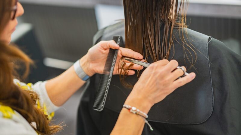 Gleiche Preise für Männer und Frauen! Bochumer Friseurin sorgt für Kunden-Aufschrei