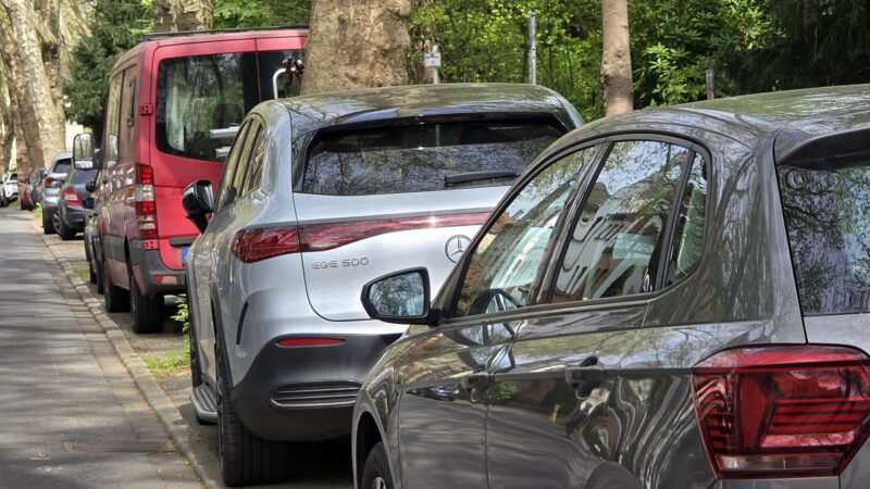 Bochumer parkt seit 40 Jahren am selben Ort: Plötzlich entdeckt er einen Zettel