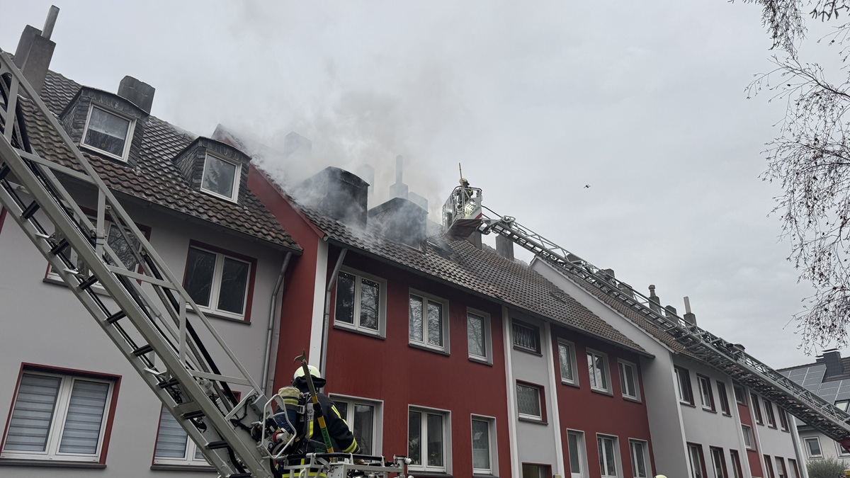 Dachgeschosswohnung in Bochum brennt aus – Bewohner schwer verletzt
